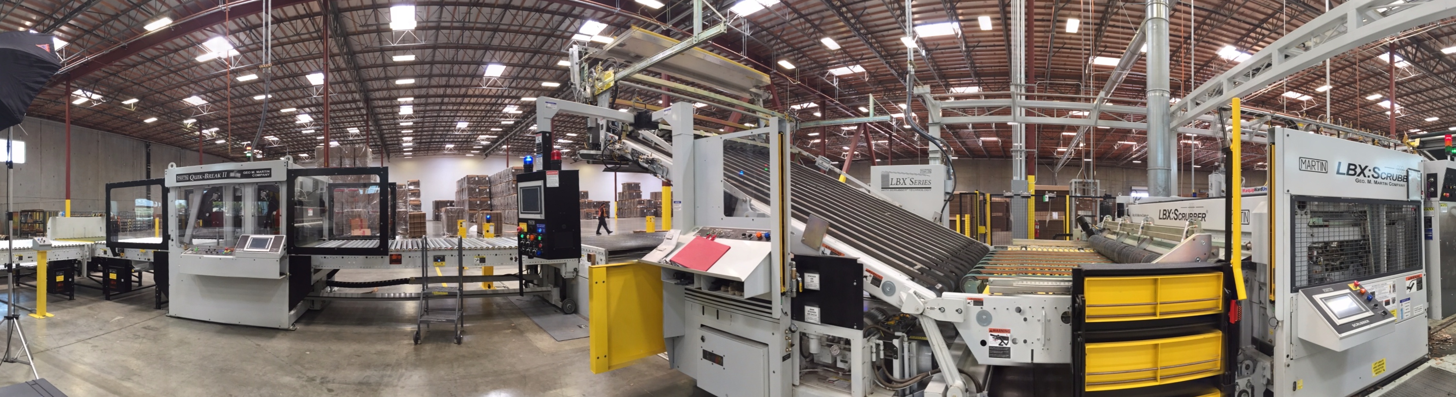Shown is the LBX Scrubber Stacker conveying into the Geo Martin Quik-Break™ II Bundle Breaker